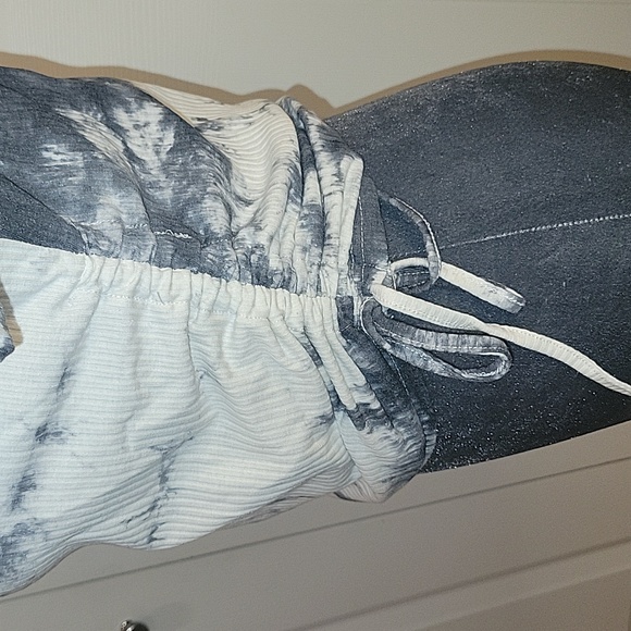 NWT 📦 Blk & Wht Tye Dye Ruched Rubbed Crop Top - Picture 5 of 9